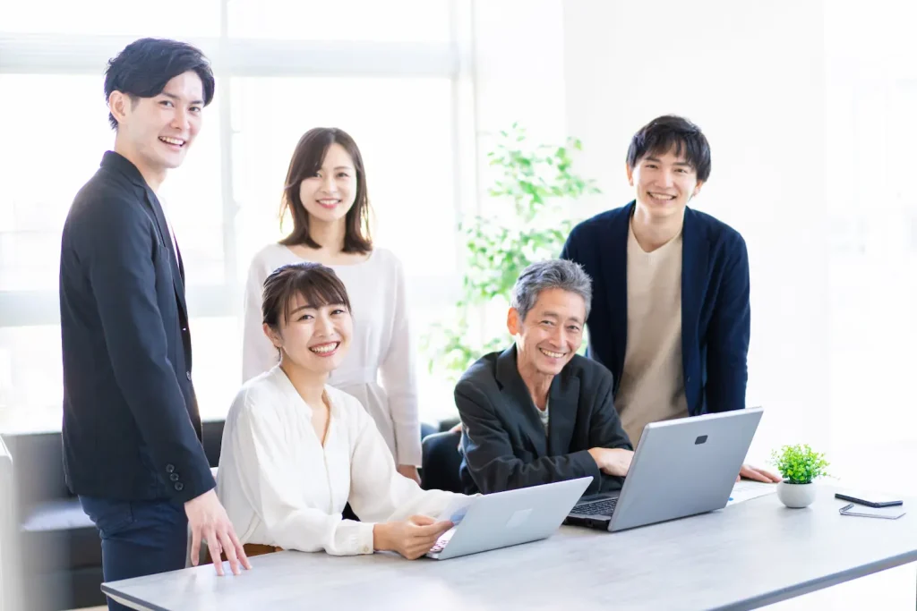 笑顔で仕事をするビジネスマン